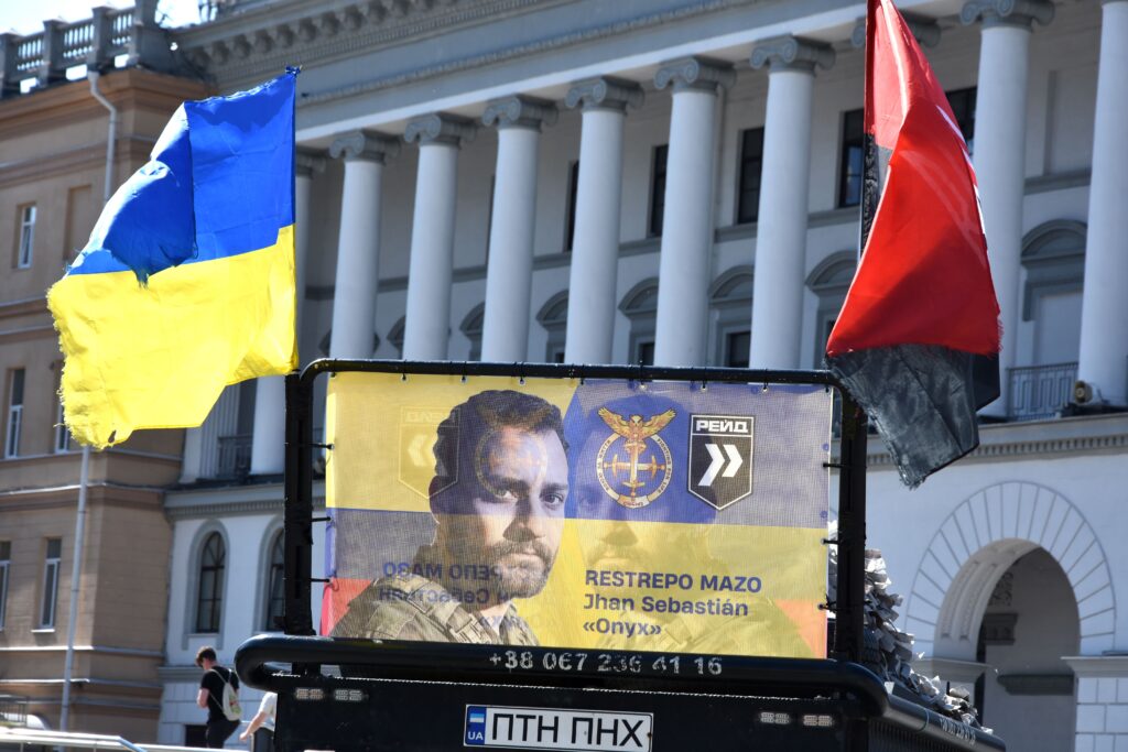 Колона проводів — фото