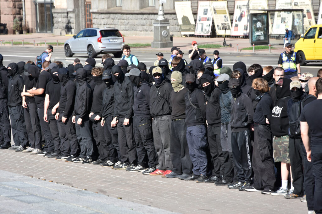 Колона під наглядом правоохоронців
