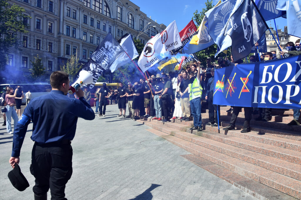 Колона учасників ходи на вулицях Києва
