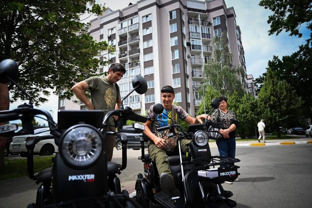 Передача електроскутерів ветеранам — момент події