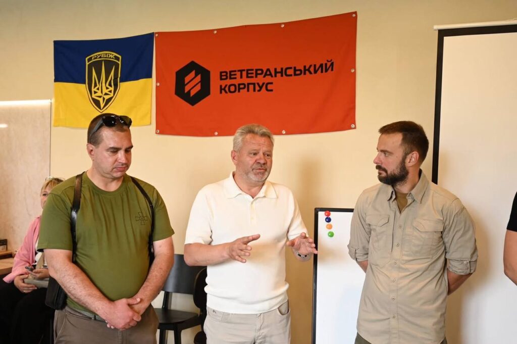 Учасники заходу оглядають транспорт