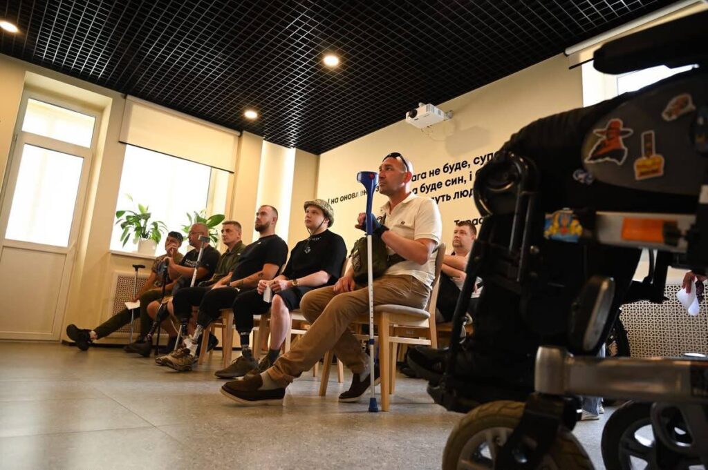 Електроскутери та їхні власники після передачі