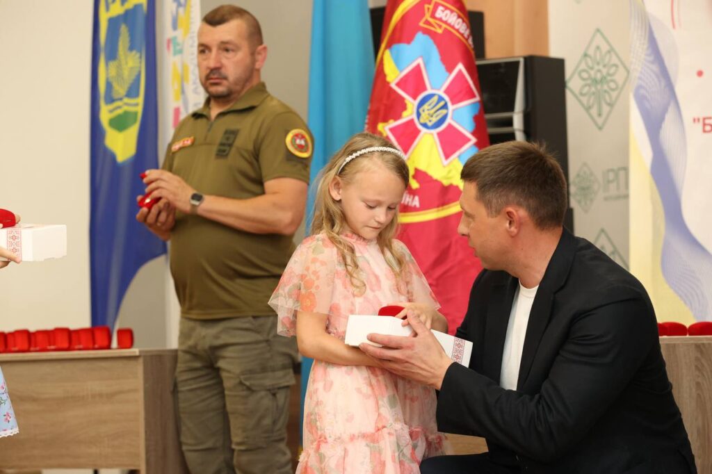Діти та організатори під час церемонії в Ірпені