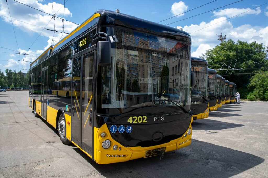 Пасажири заходять у новий автобус на зупинці