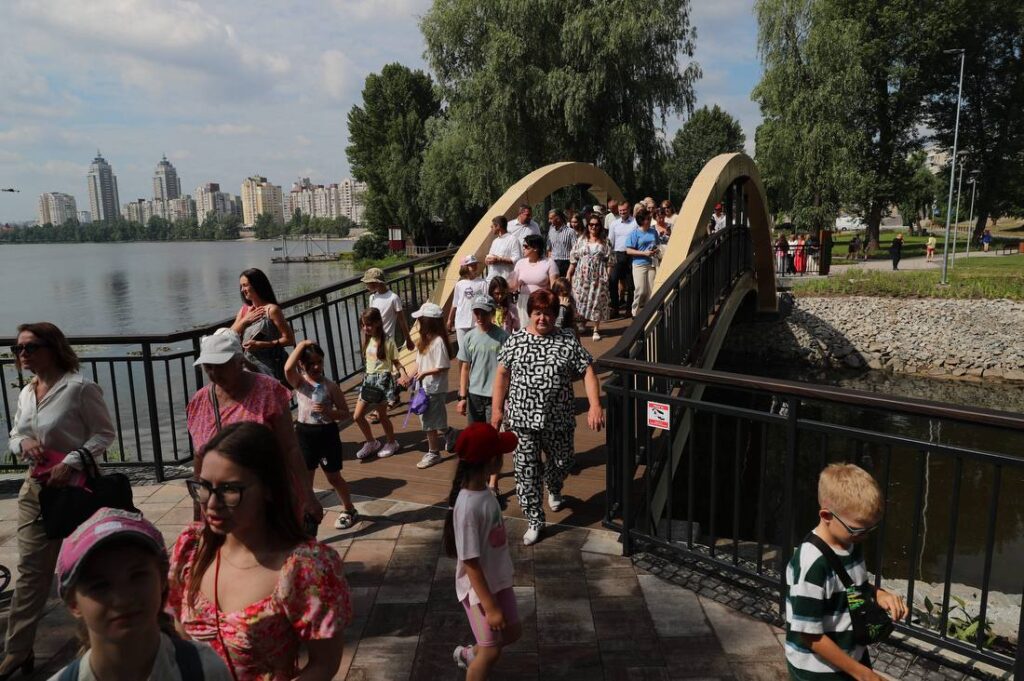 Пішохідний міст через заводь у Вільнюському сквері