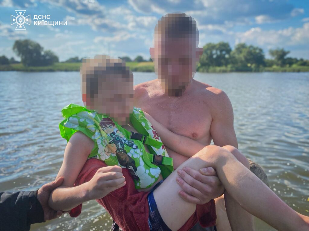 Рятувальні роботи ДСНС під час звільнення дитини