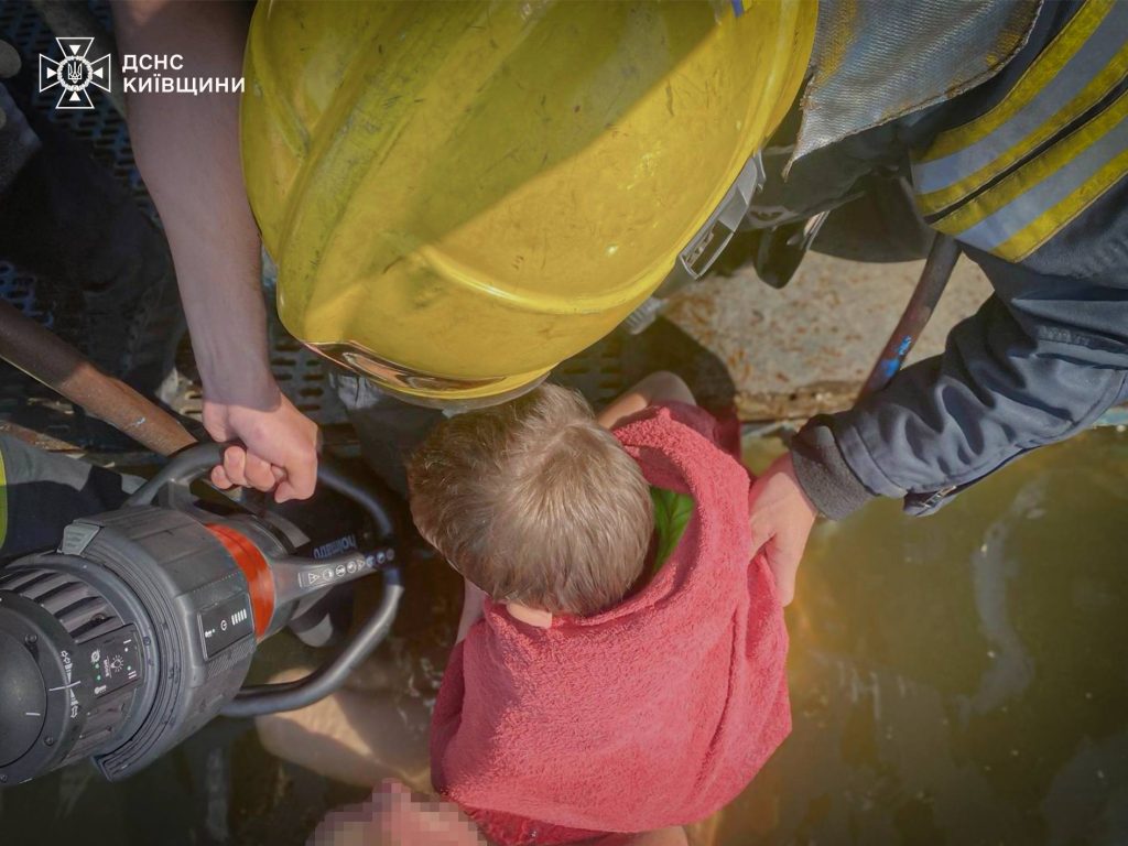 Нога дитини застрягла в металевій конструкції у річці Узинка