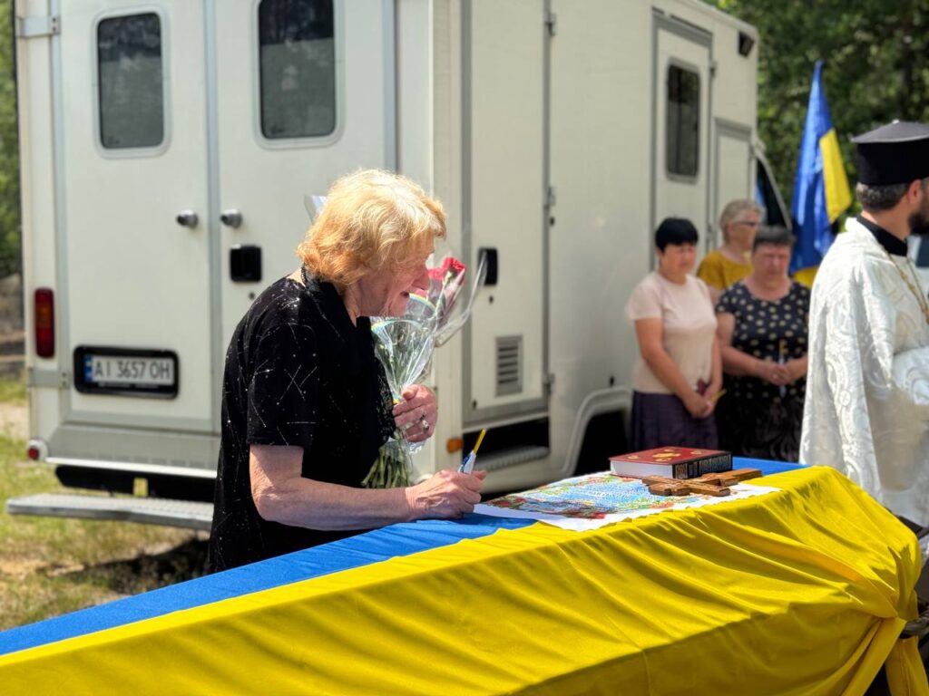 Момент прощання з військовослужбовцем
