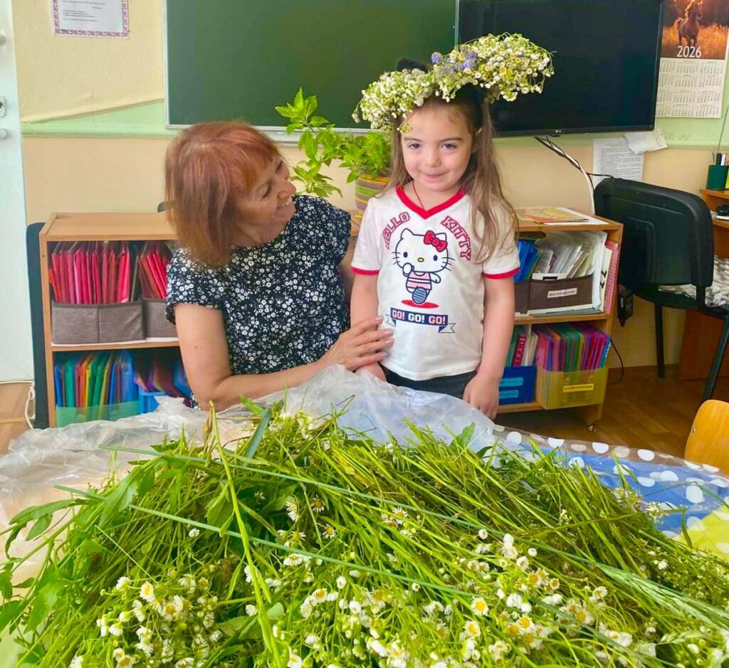 Дошкільнята беруть участь у народних іграх біля символічного вогню