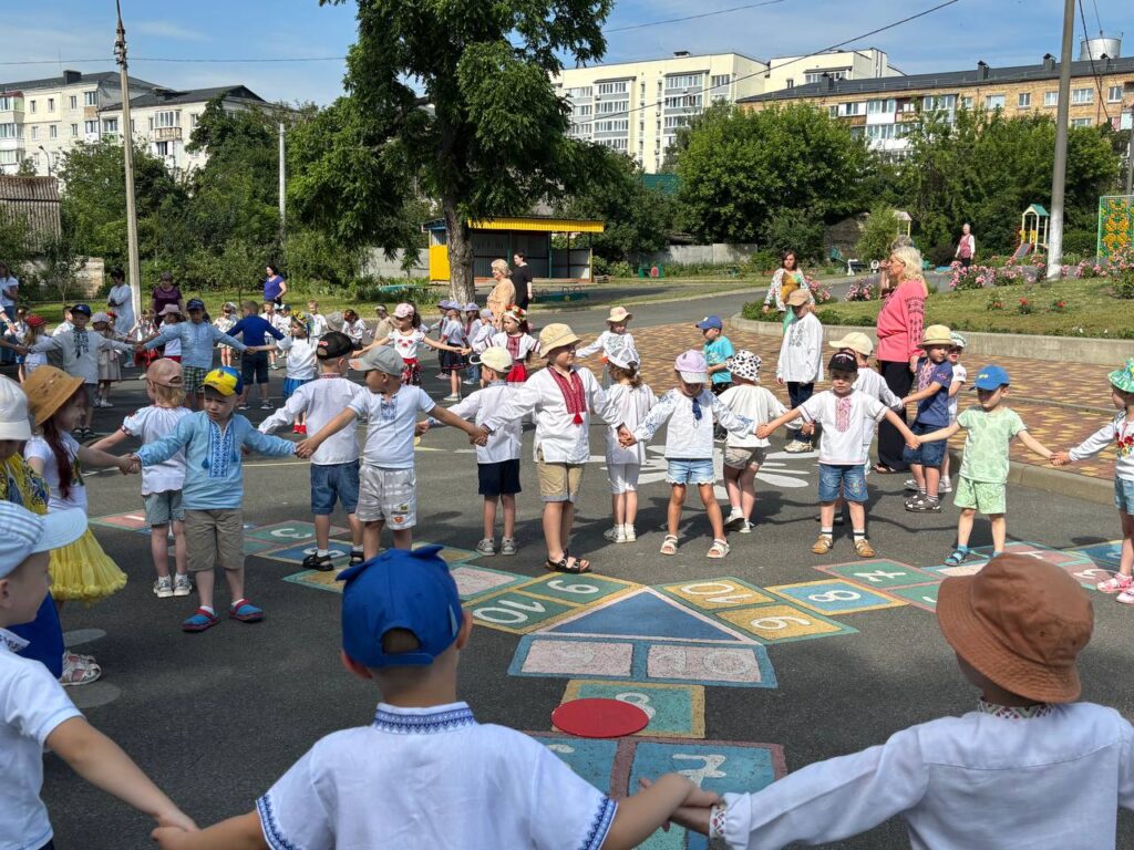 Діти в купальських вінках під час святкового дійства