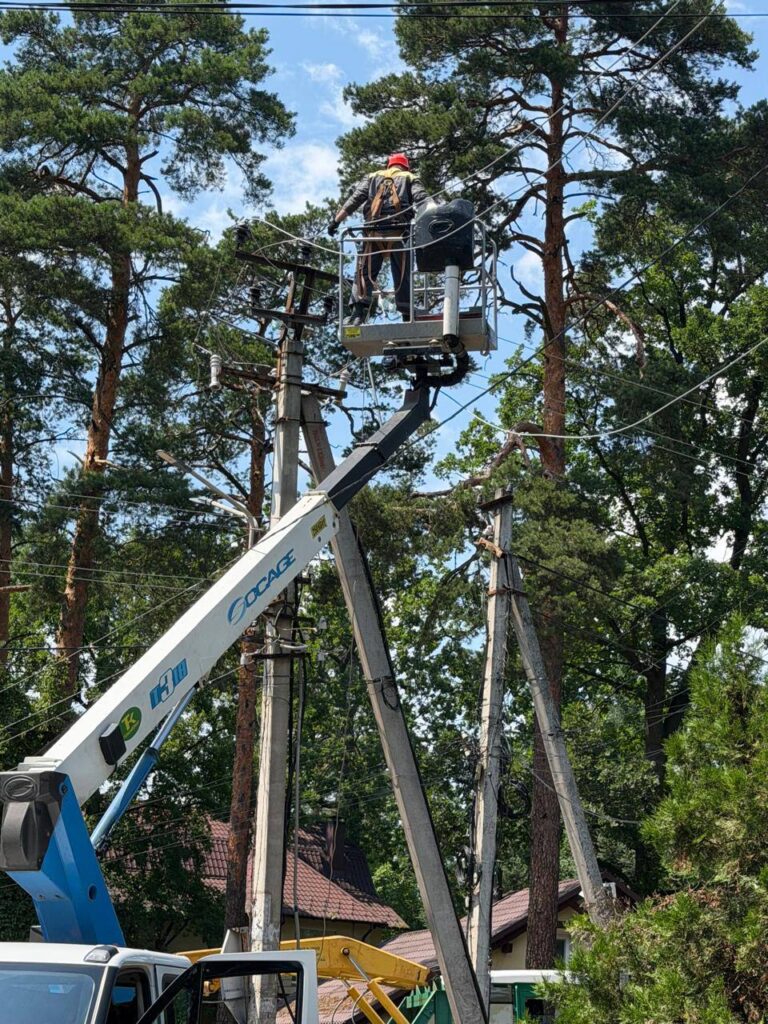 Пошкоджені електромережі в Бучі на Києво-Мироцькій