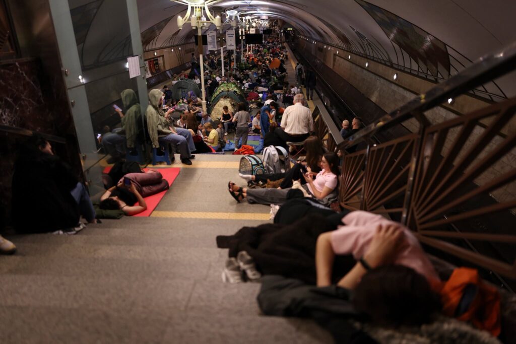 Люди в коридорі станції метро під час повітряної тривоги, Київ