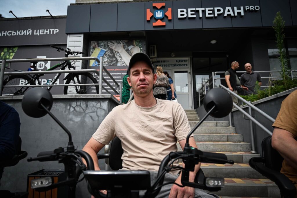 Представники громади поруч із електроскутерами