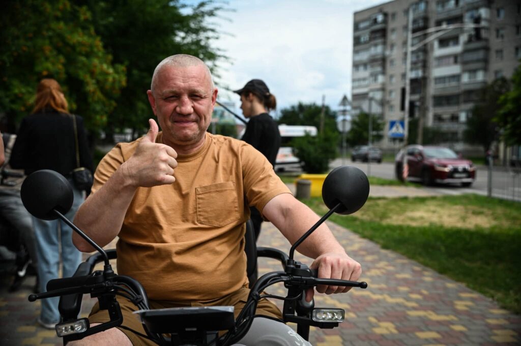 Група ветеранів біля нових електроскутерів
