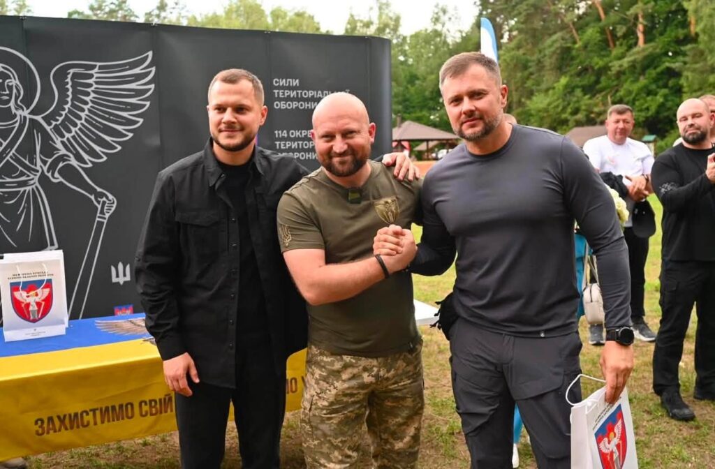 Пікап та техніка для бригади