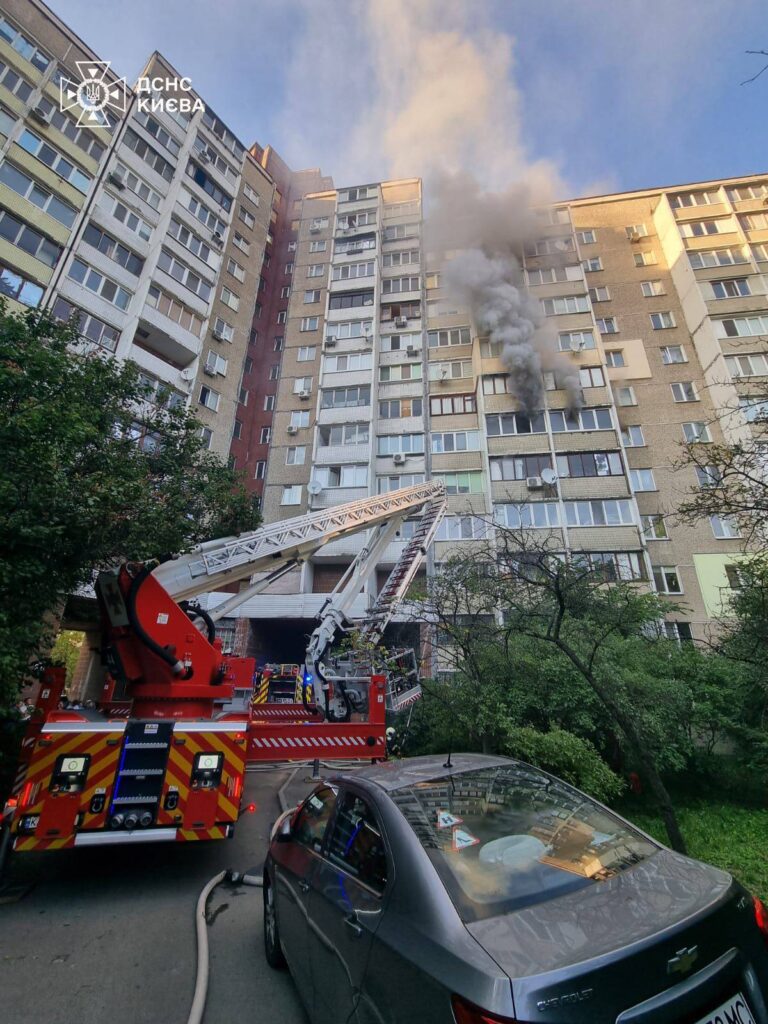Рятувальники працюють на місці пожежі