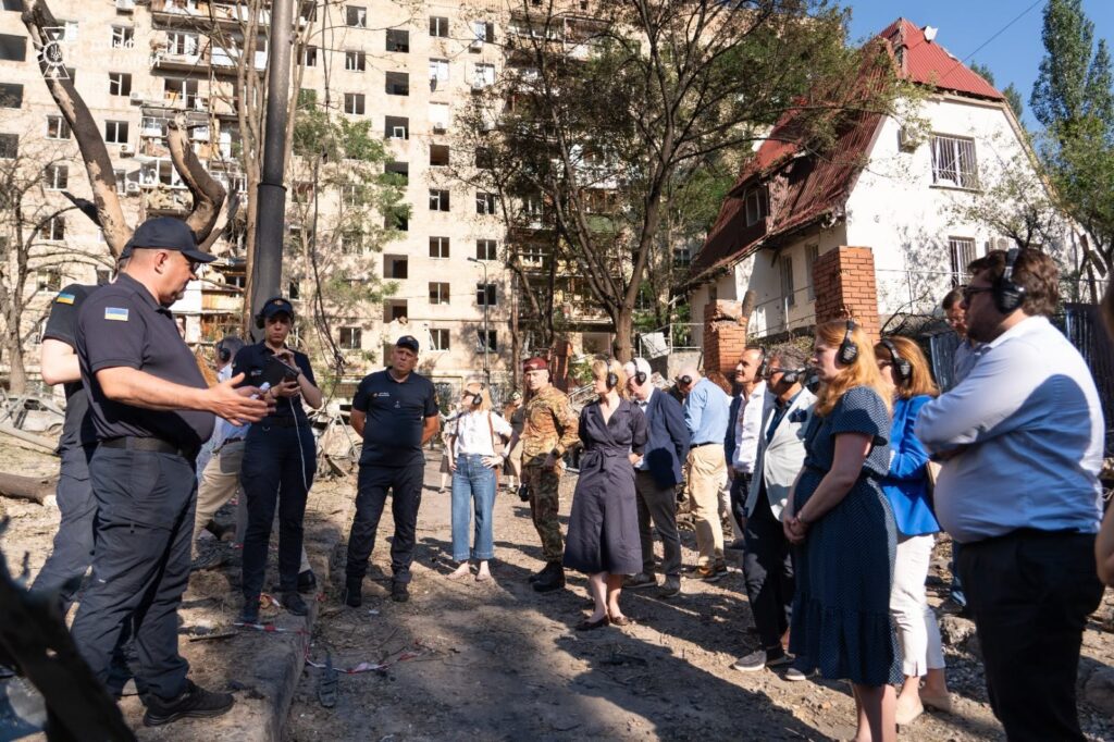 Рятувальники працюють на місці обстрілу в Києві