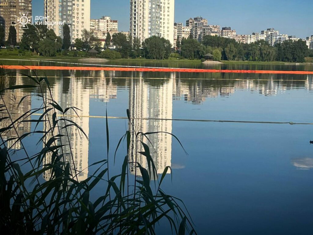 Встановлення бонових загороджень на озері для локалізації забруднення