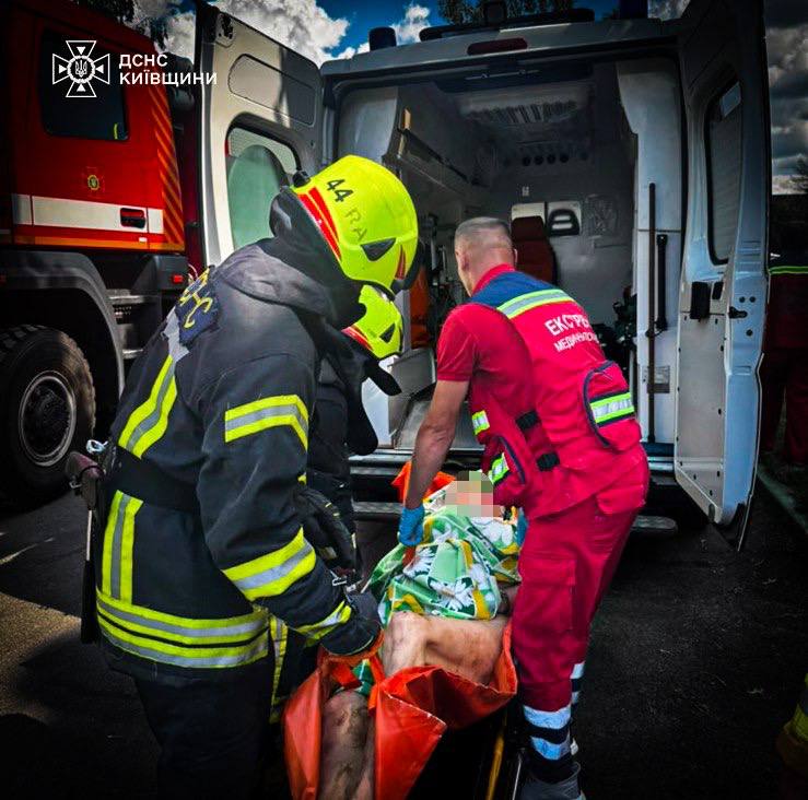 Перенесення потерпілого з квартири на третьому поверсі