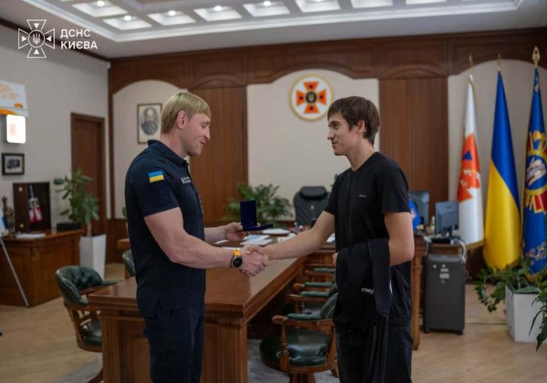 Кия­нину 18 років дали нагороду за врятовані життя під час обстрілу столиці