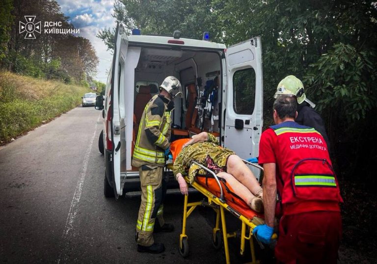 У Василькові рятувальники надали допомогу медикам у транспортуванні хворої жінки