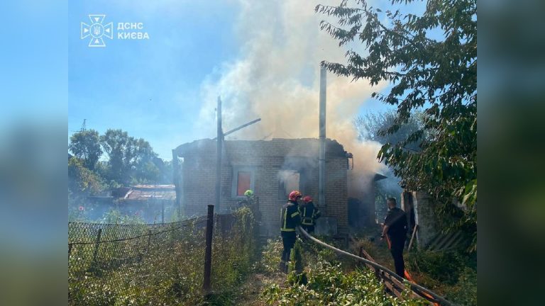 Голосіївський район: у будинку на Фестивальній сталася пожежа