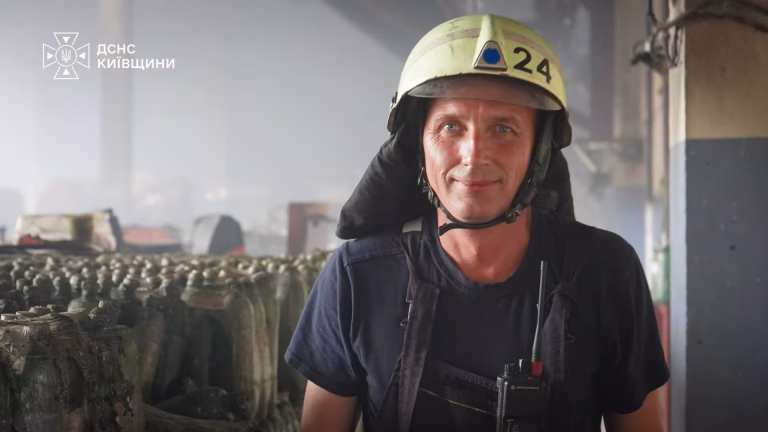 Другу добу поспіль рятувальники борються з пожежею на складах у Київській області