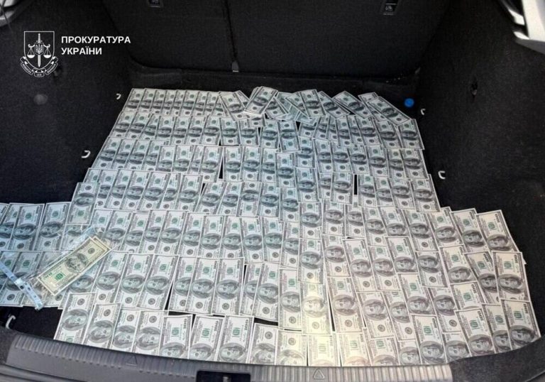 Київські аферисти пропонували бронювання і виїзд за межі України за $20 тисяч