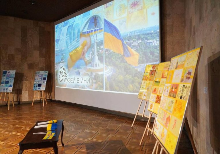 Енергодарські переселенці виклали мозаїчне полотно до Дня Державного прапора у Києві