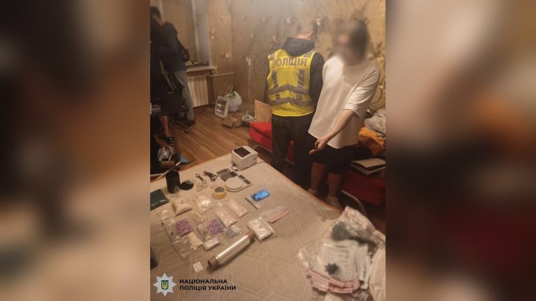 У Києві 22-річному наркодилеру висунули звинувачення у зберіганні наркотичних речовин