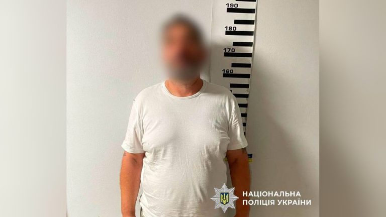 У Дарницькому районі чоловік викрав у сусіда сейф із 2 мільйонами гривень