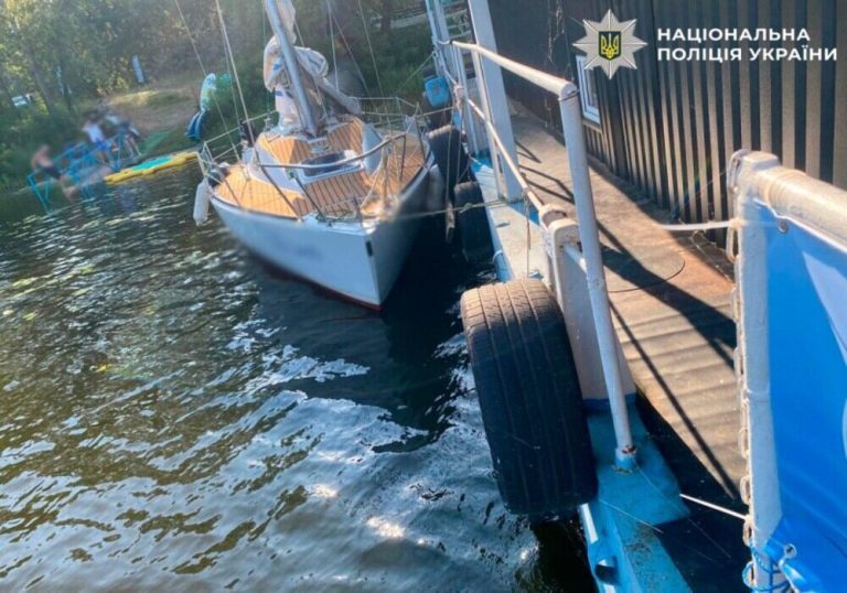У Києві капітана яхти покарали штрафом за водну прогулянку в період воєнного стану