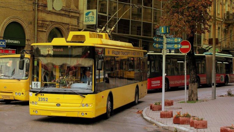 У Києві 24 серпня тимчасово скоригують рух тролейбусів №№ 6, 16 та 18