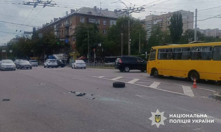 У столиці мікроавтобус зіткнувся з легковим авто: 8 постраждалих