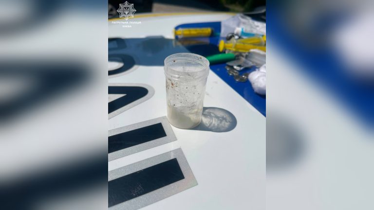 Патрульні знайшли наркотичні речовини у двох мешканців Києва в Святошинському районі