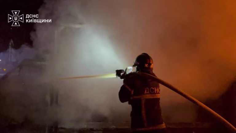 Пожежа охопила складські будівлі у Деснянському районі