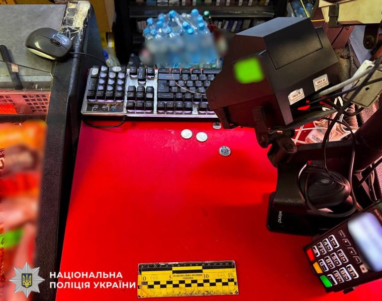 На Київщині зловмисники поцупили касовий апарат із магазину та зникли на авто
