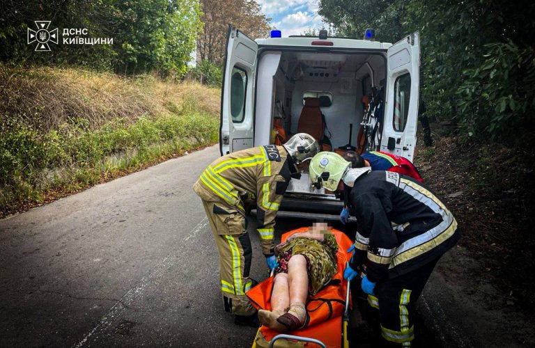 У Василькові рятувальники екстрено допомогли доставити жінку до лікарні