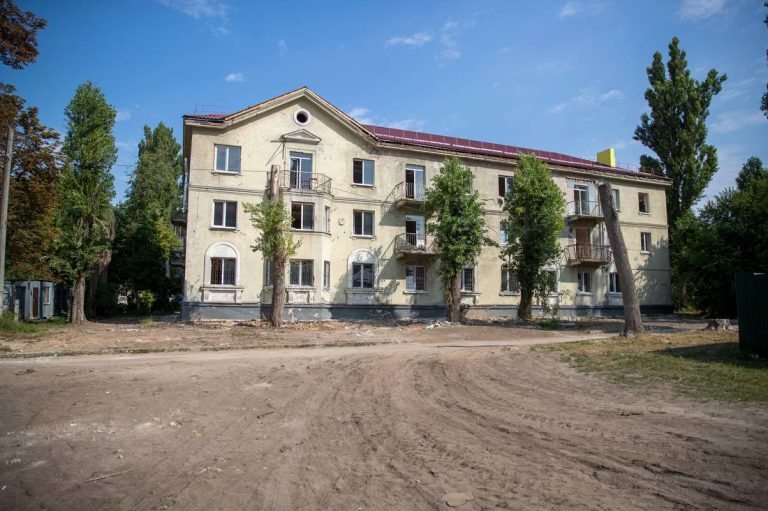 У Святошинському районі Києва тривають відновлювальні роботи на 18 будинках, пошкоджених внаслідок російського обстрілу