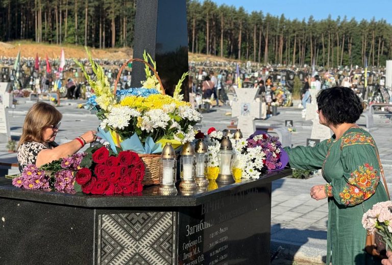 В Ірпені День Незалежності відкрили молитвою за загиблих Героїв