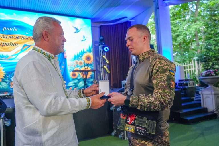 У Бучі напередодні Дня Незалежності нагородили 53 захисників, ветеранів, волонтерів та активістів громади