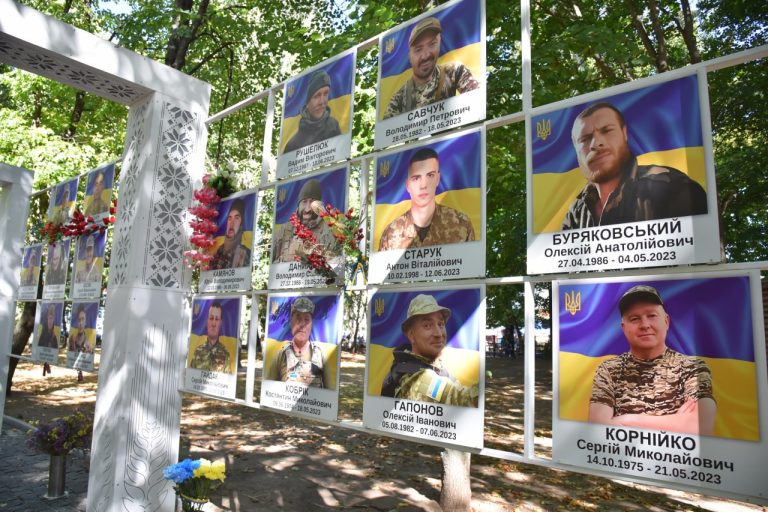 У Броварах презентували оновлену Алею Героїв, доповнену портретами 132 загиблих захисників