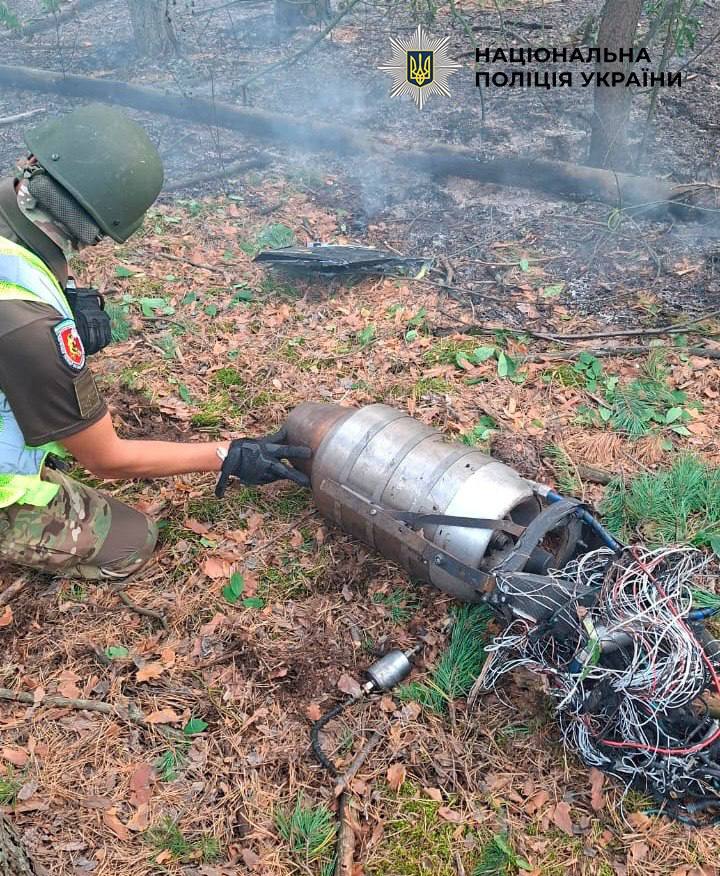 У Голосіївському районі столиці зібрали уламки збитого ворожого дрона (ВІДЕО)