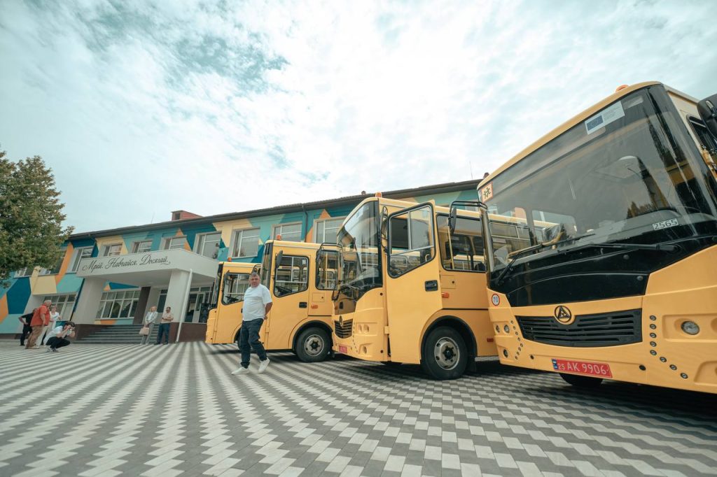 Ще 6 шкільних автобусів отримали громади Київщини – про це повідомив очільник КОДА