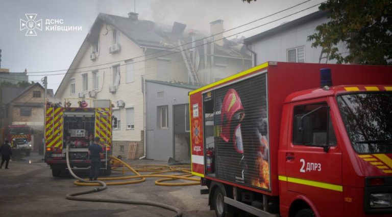 Пожежники Київщини загасили займання на території складського приміщення