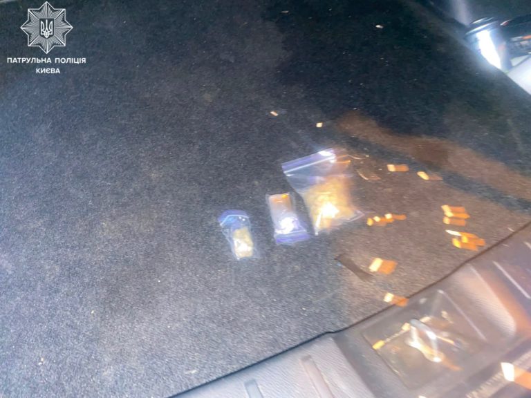 У Києві поліція зупинила авто з підлітком за кермом: під час перевірки виявили наркотичні речовини