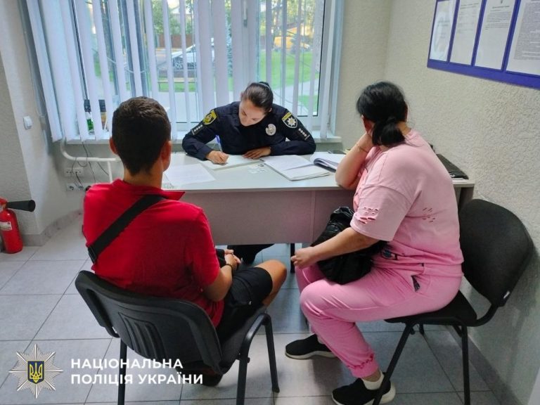 У Гостомелі підлітки зірвали шеврони з меморіальної інсталяції