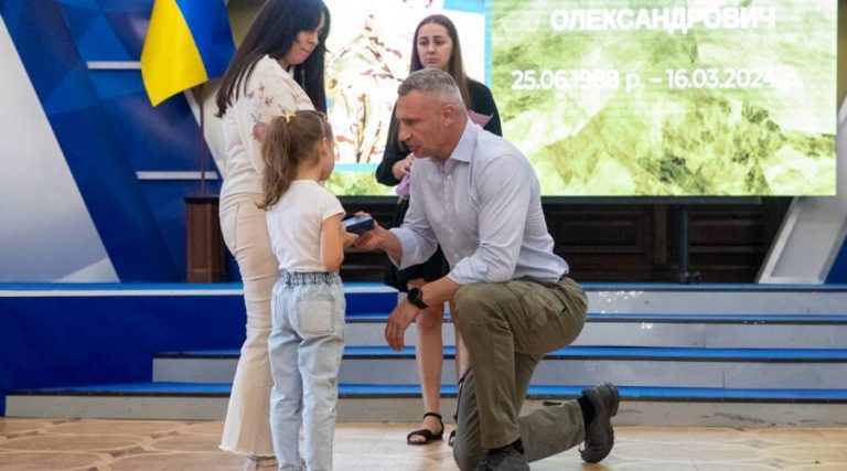 У Києві сім’ям загиблих героїв передали державні нагороди