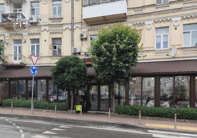 На Подолі мешканці вимагають ліквідувати незаконну прибудову, зведену на комунальній землі