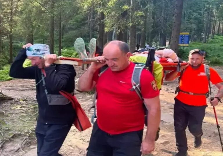 Рятувальники винесли з Говерли туристку з Київщини, яка отримала травму
